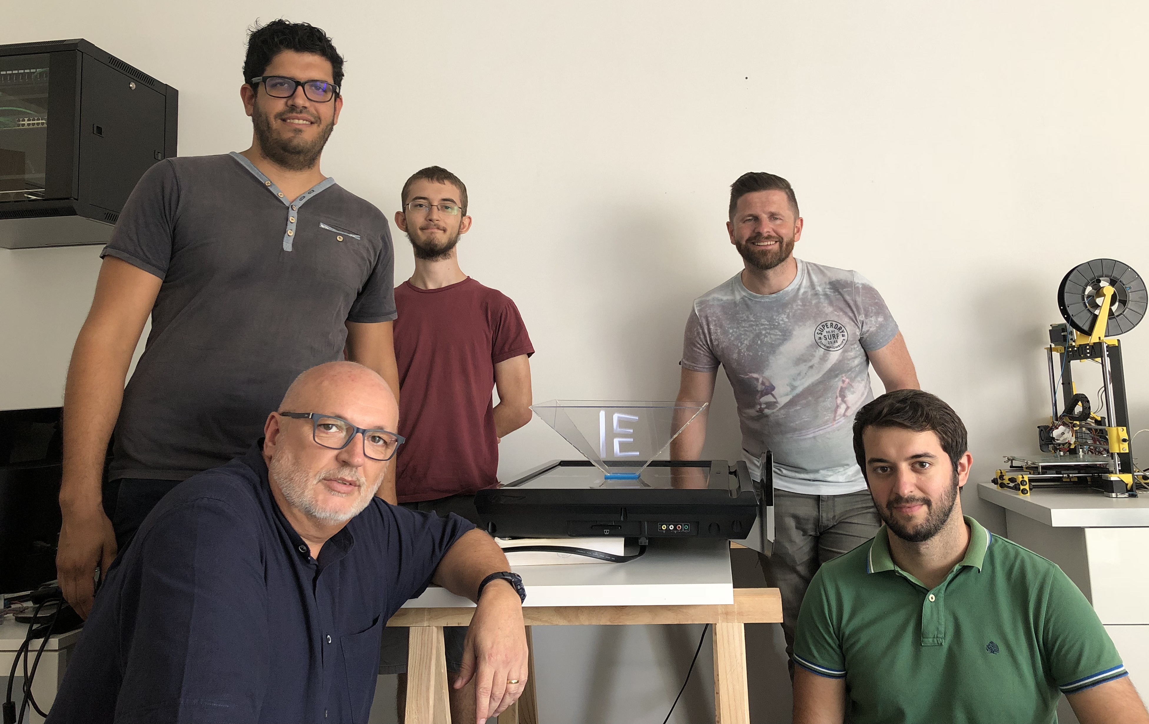 120918- Equipo de IE Innovation en Elche junto al representante de la empresa colaboradora de Reino Unido