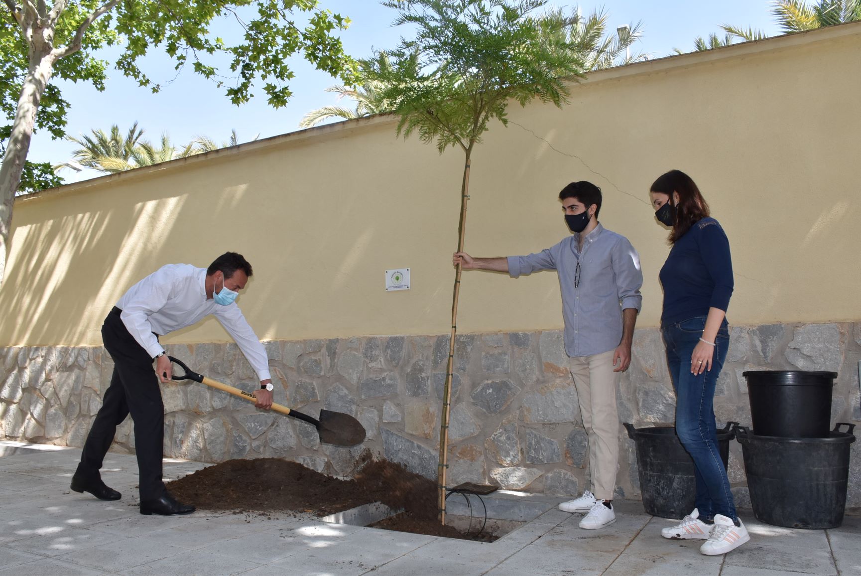 210526_Alcalde_MargaAnton_PlantarArbol_Escorxador_03.JPG