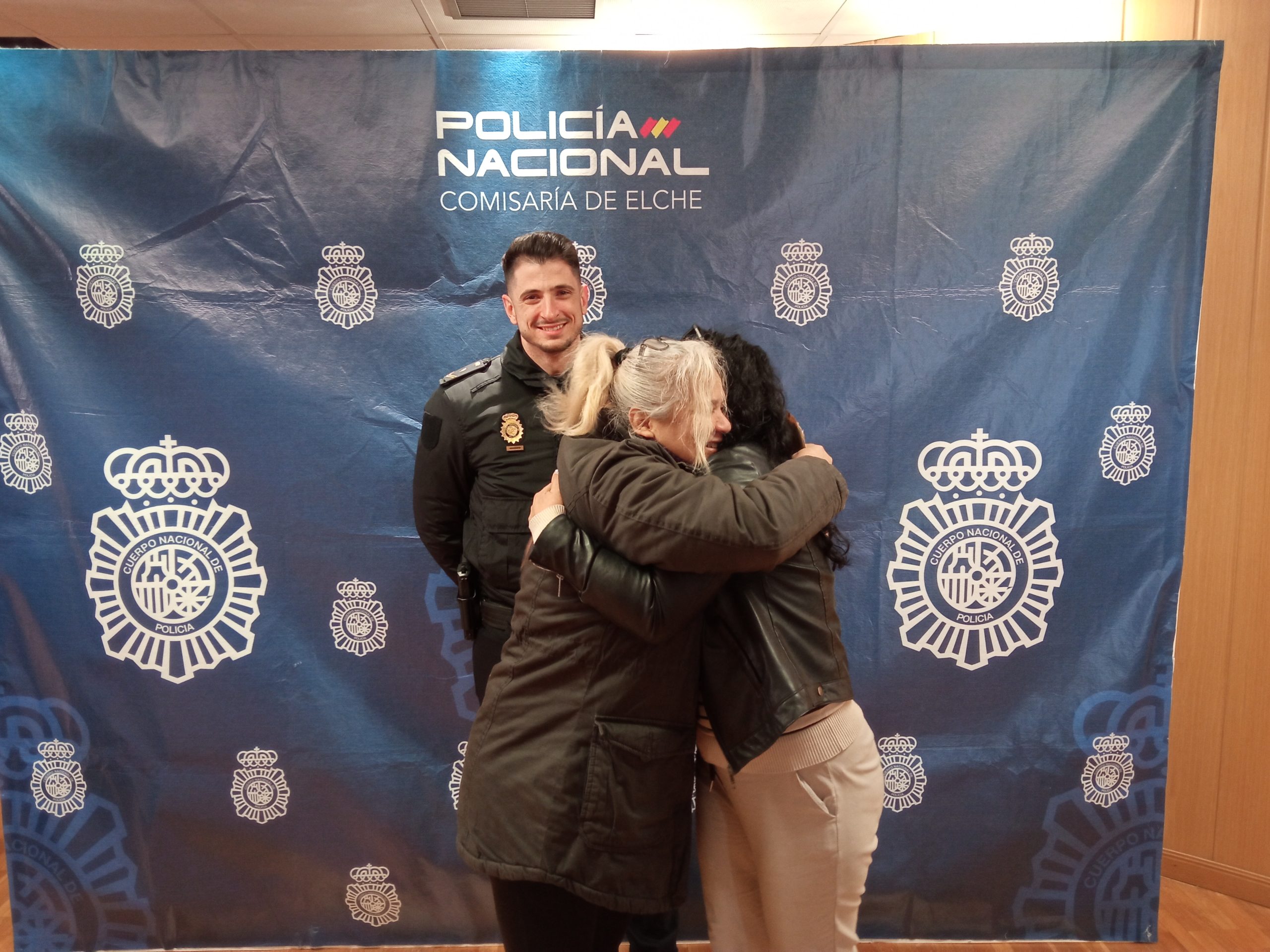 FOTOGRAFIA-ENTREGA-DINERO