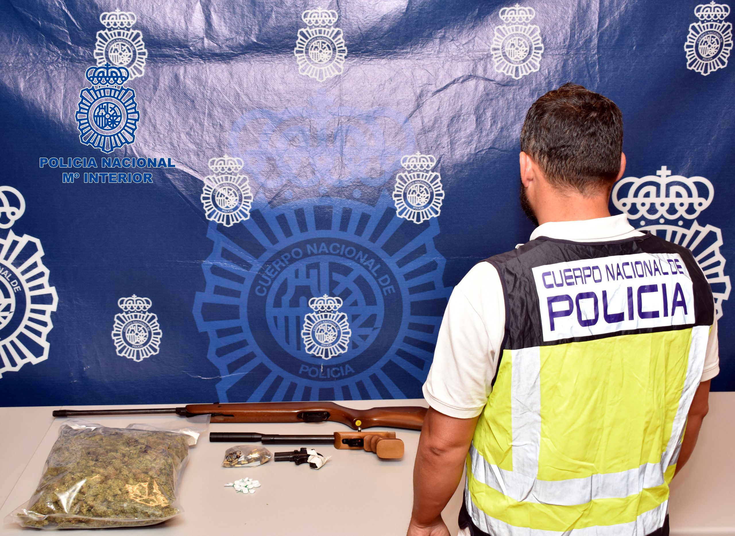 FOTO-ARMA-Y-DROGA-INTERVENIDA