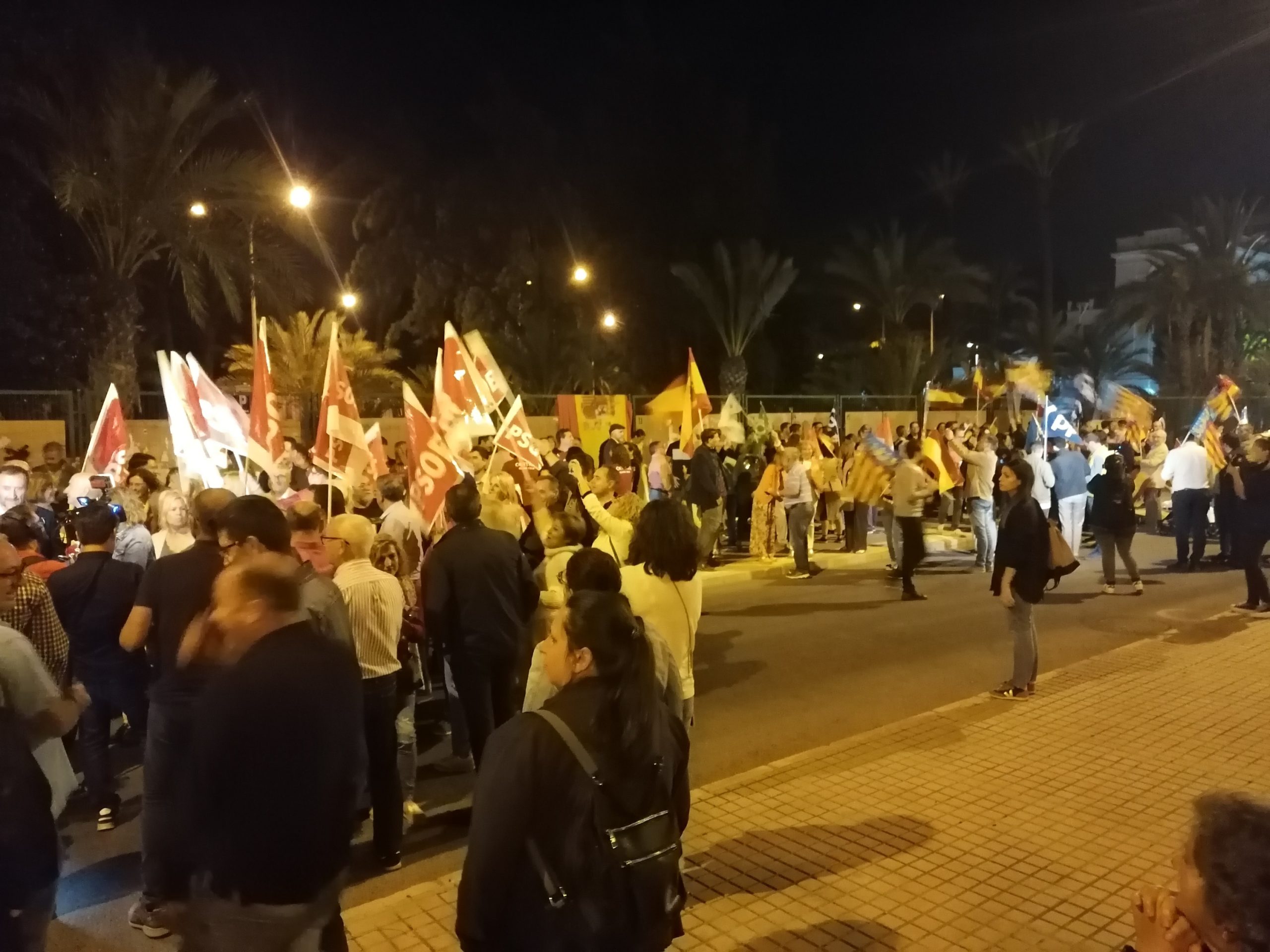 FOTO-PEGADA-CARTELES
