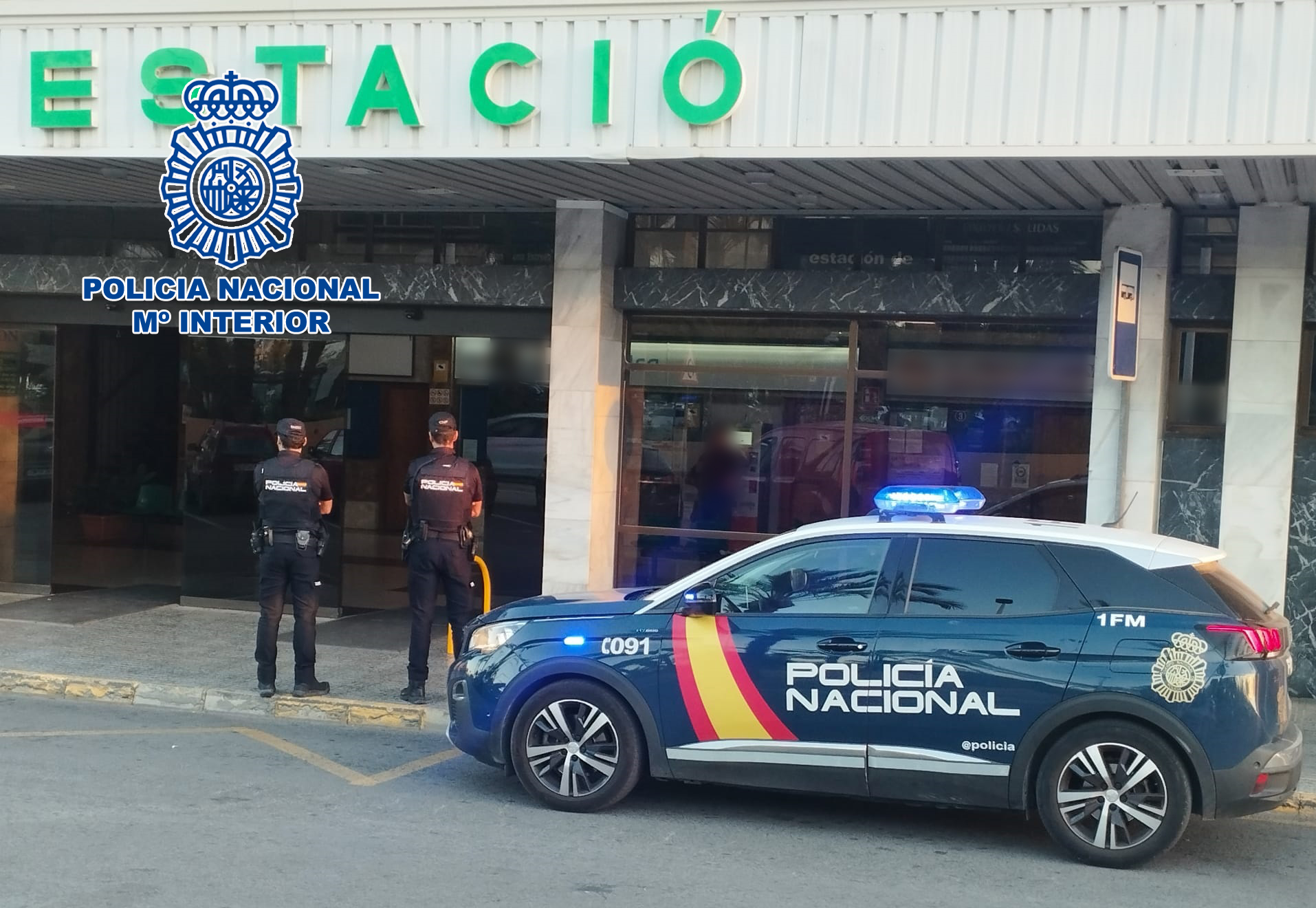 FOTOGRAFIA-AGENTES-ESTACION-AUTOBUSES