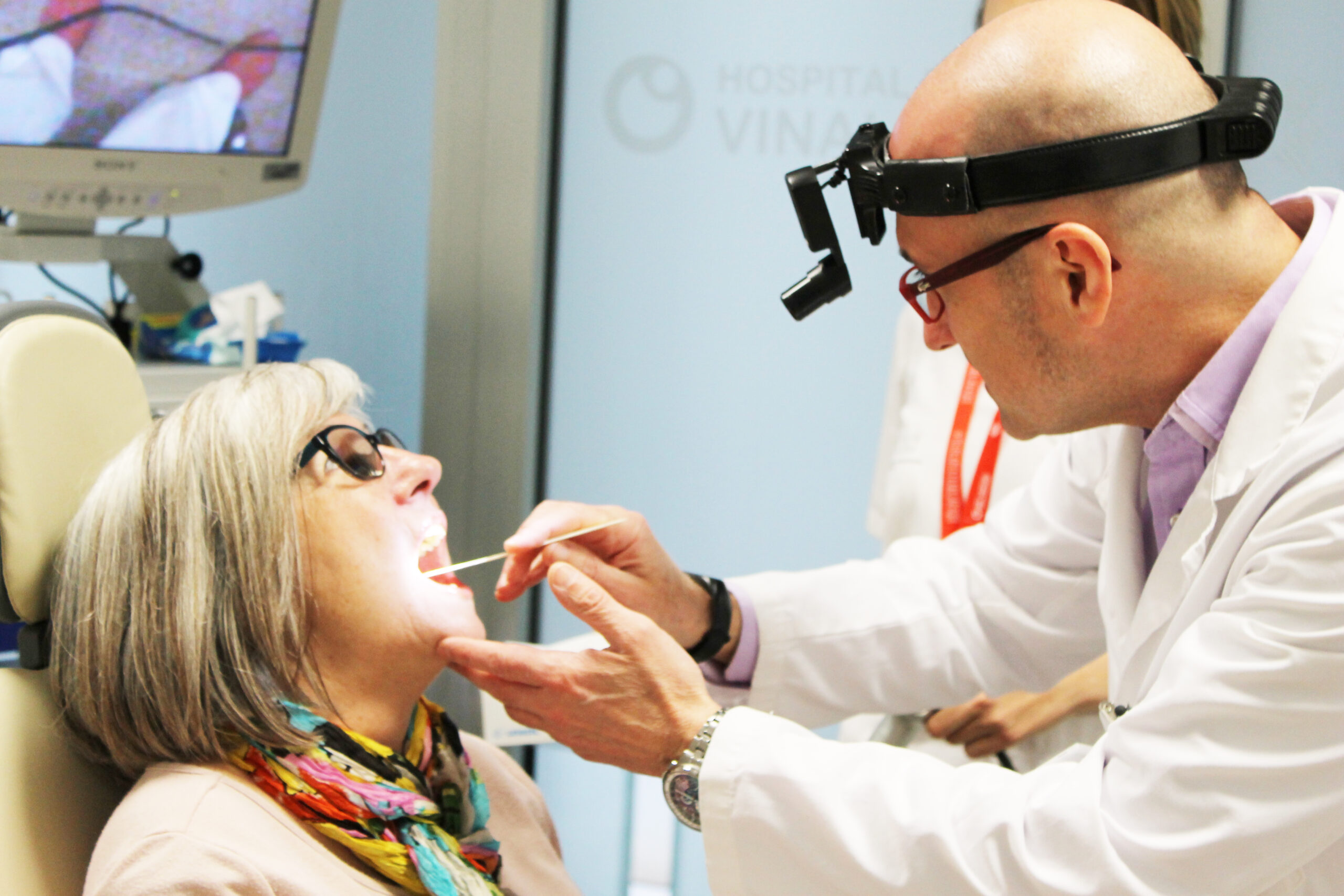 Dr. Enrique Monerris (Jefe ORL) con paciente en consulta