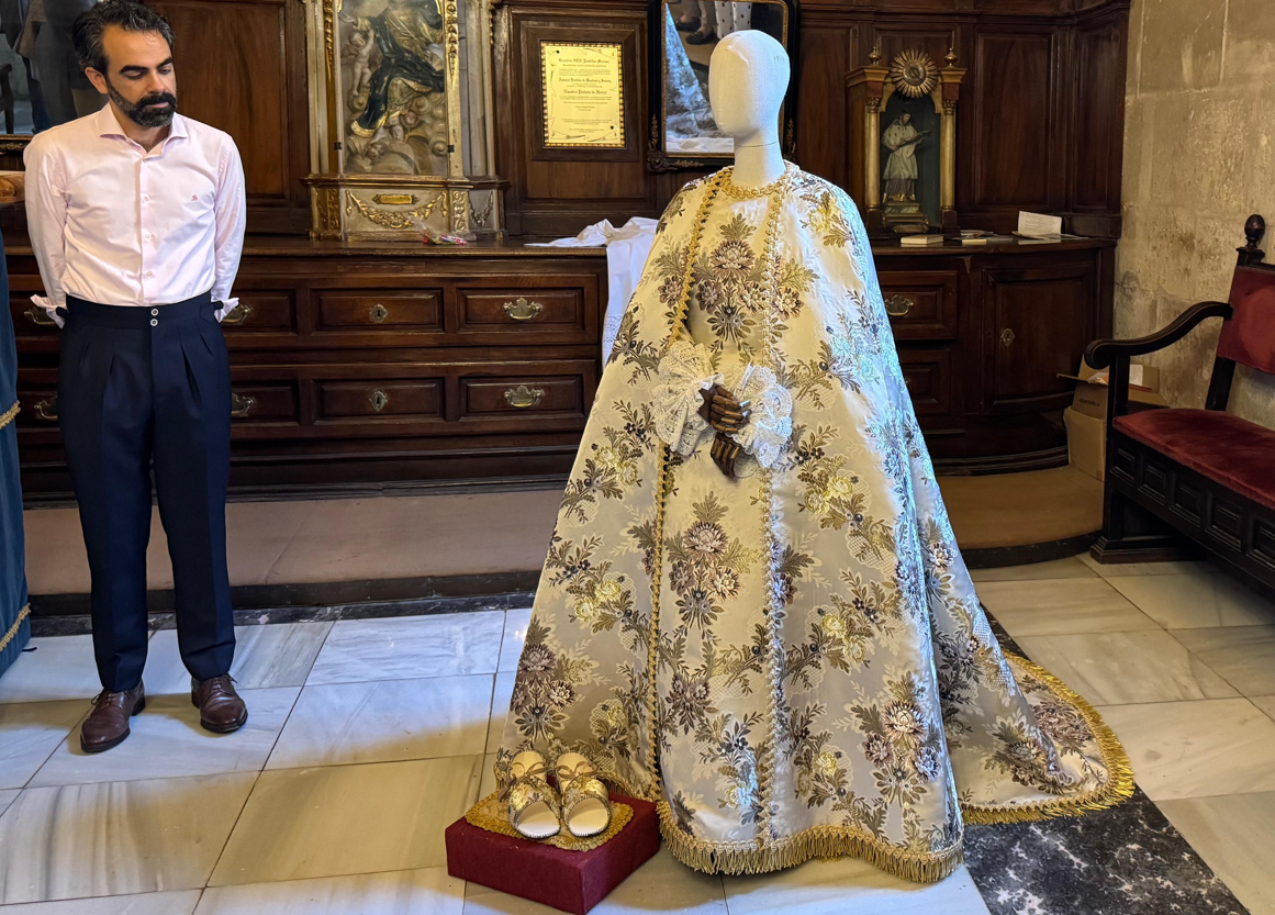 Manto nuevo Virgen 2025