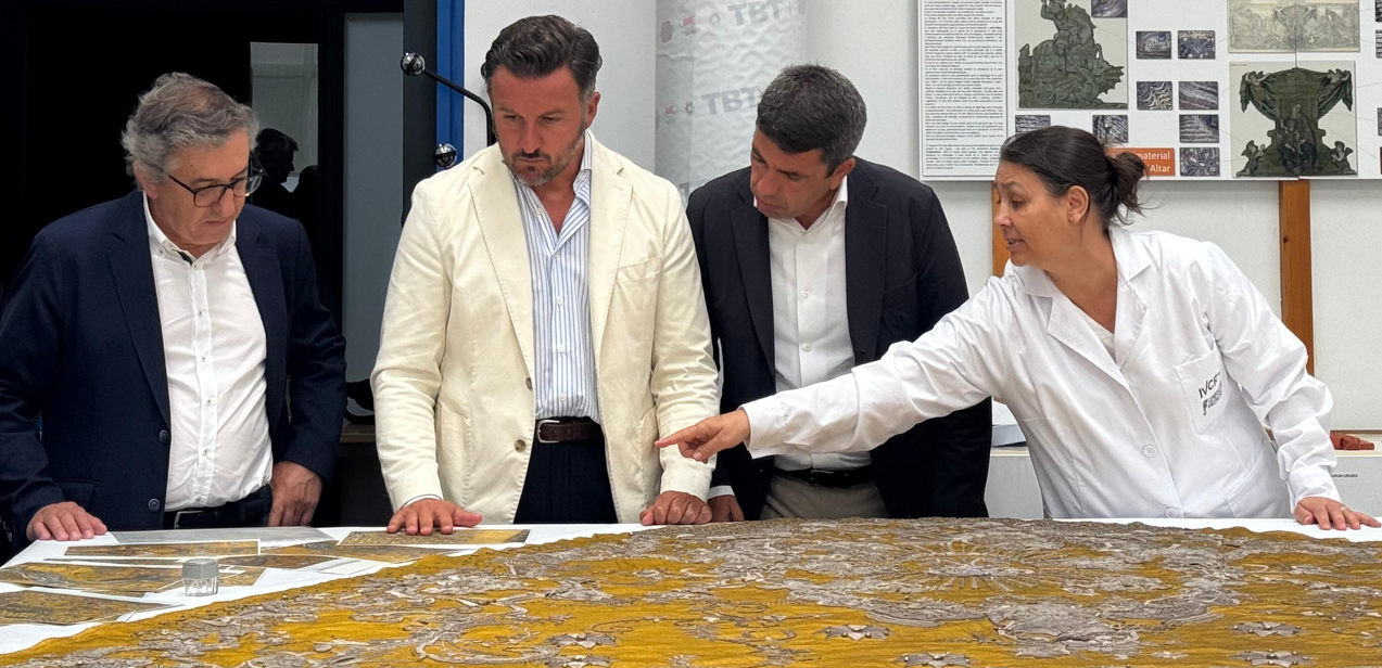 Manto de la virgen restauración
