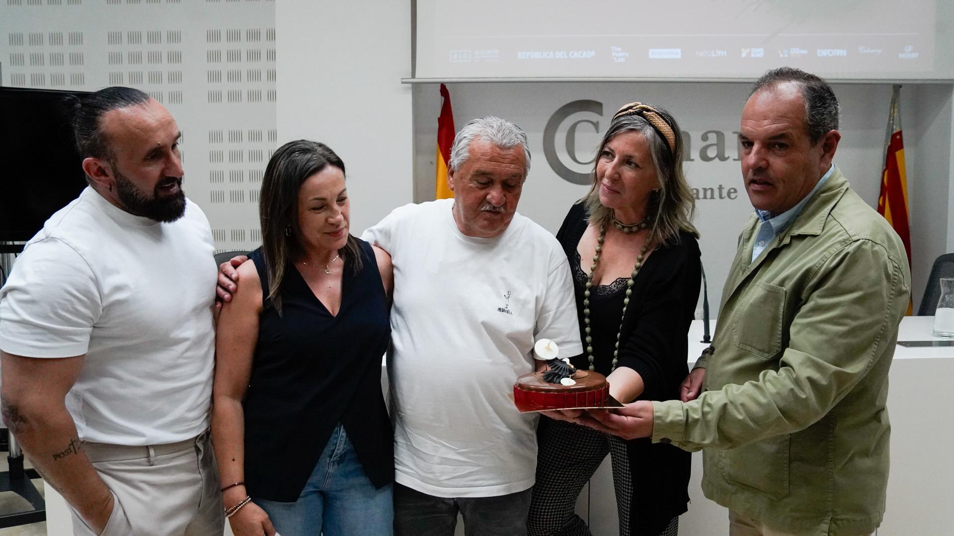 Un momento de la presentación del concurso con una tarta elaborada por el maestro pastelero Jacob Torreblanca