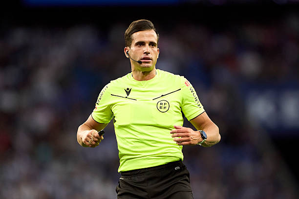 BARCELONA, SPAIN - SEPTEMBER 23: The Referee Jose Luis Guzman Mansilla looks on during the LaLiga EA Sports match between RCD Espanyol de Barcelona and Valencia CF at RCDE Stadium on September 23, 2025 in Barcelona, Spain. (Photo by Pablo Rodriguez/Quality Sport Images/Getty Images)